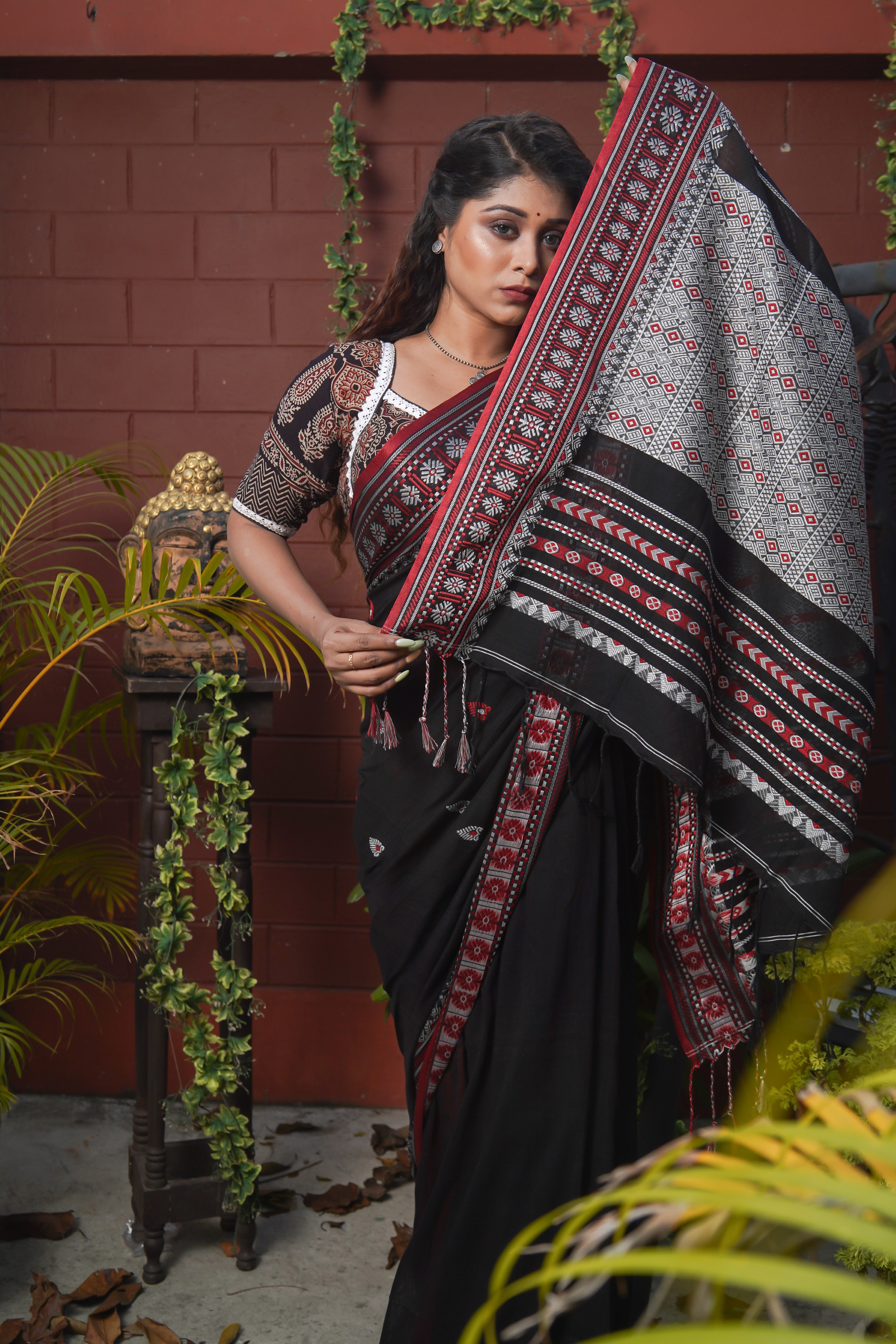 Pure Masrise Cotton Hand Weaving Buti Saree-Black