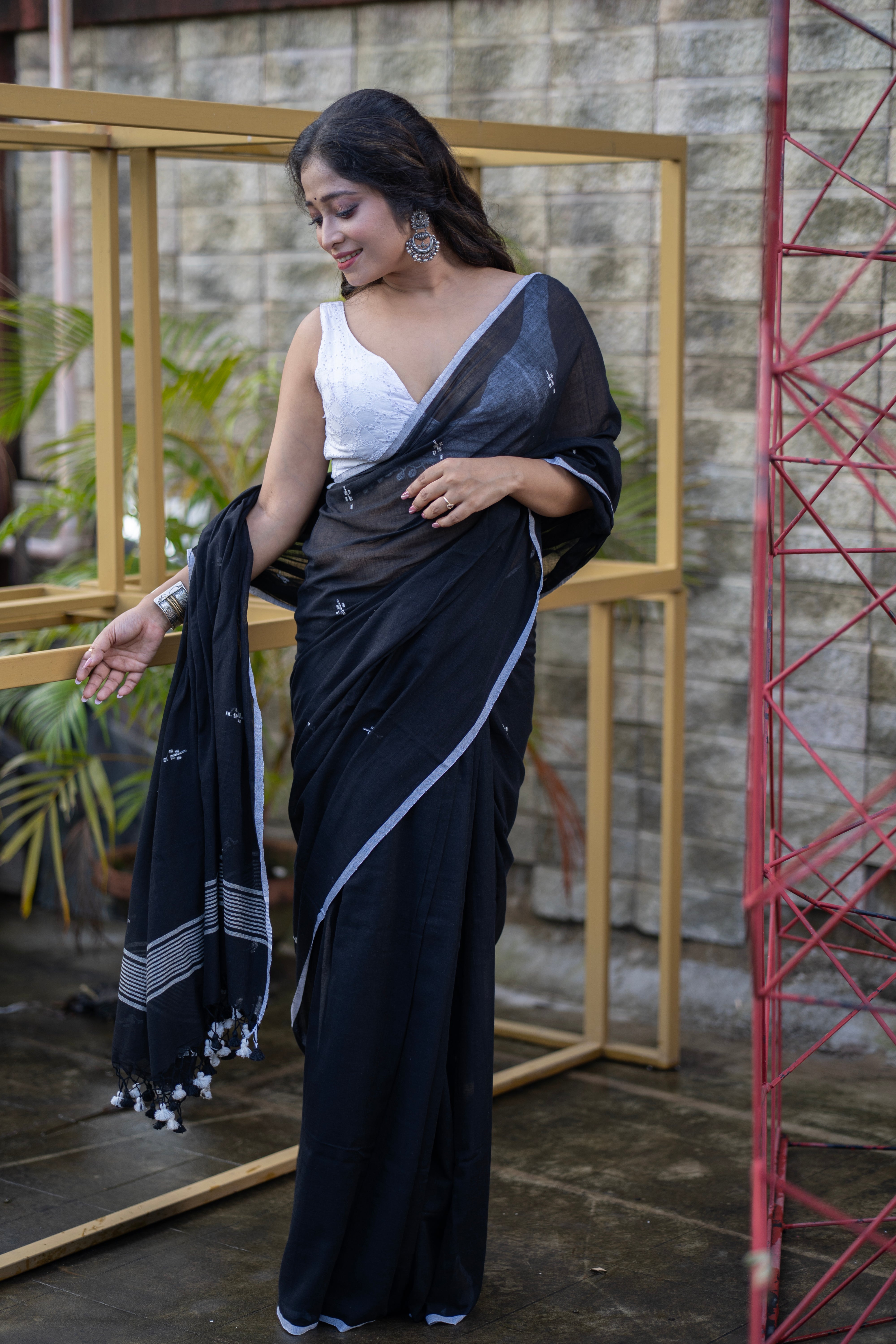 Hand Weaving Black Mul Mul Cotton Saree