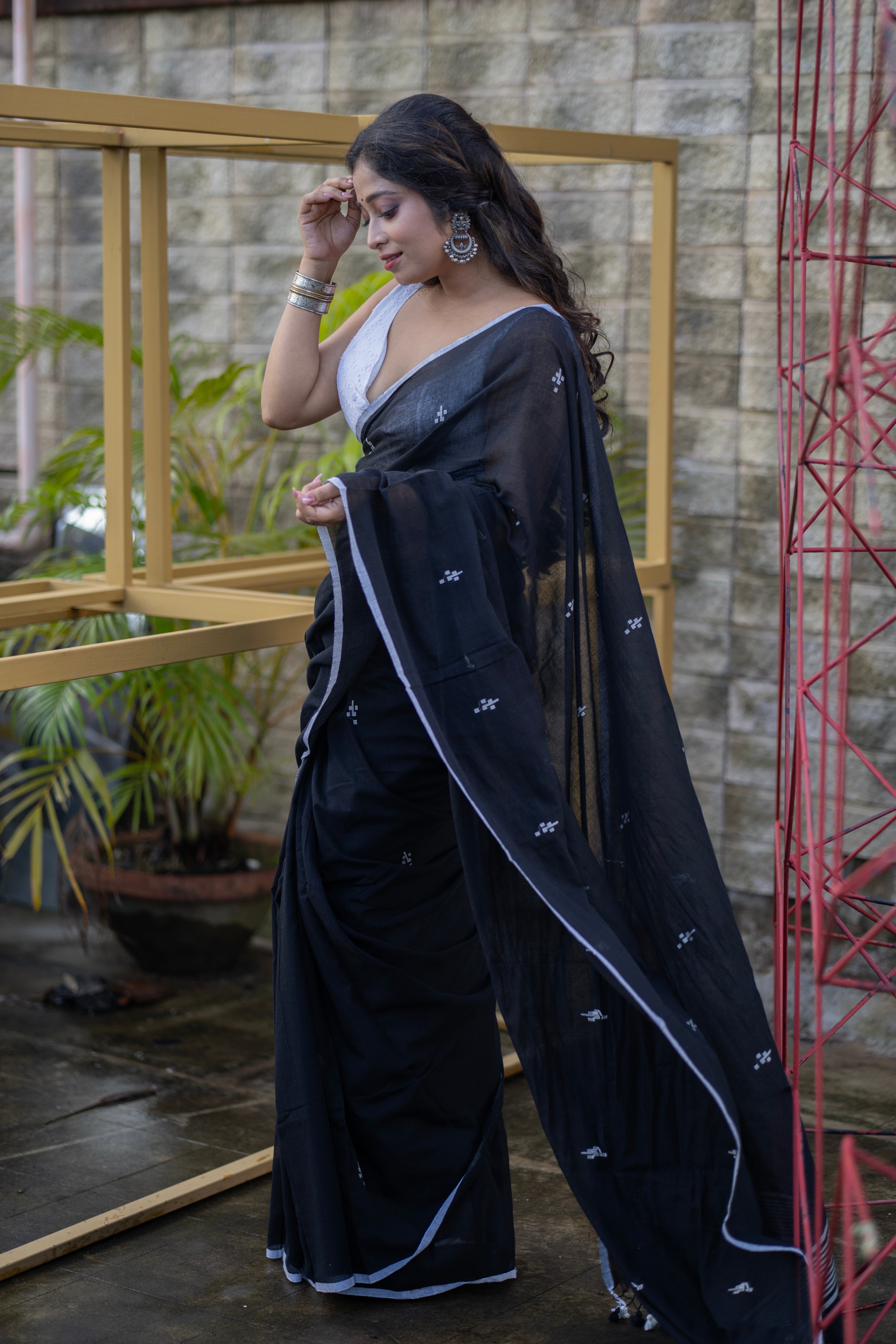 Hand Weaving Black Mul Mul Cotton Saree