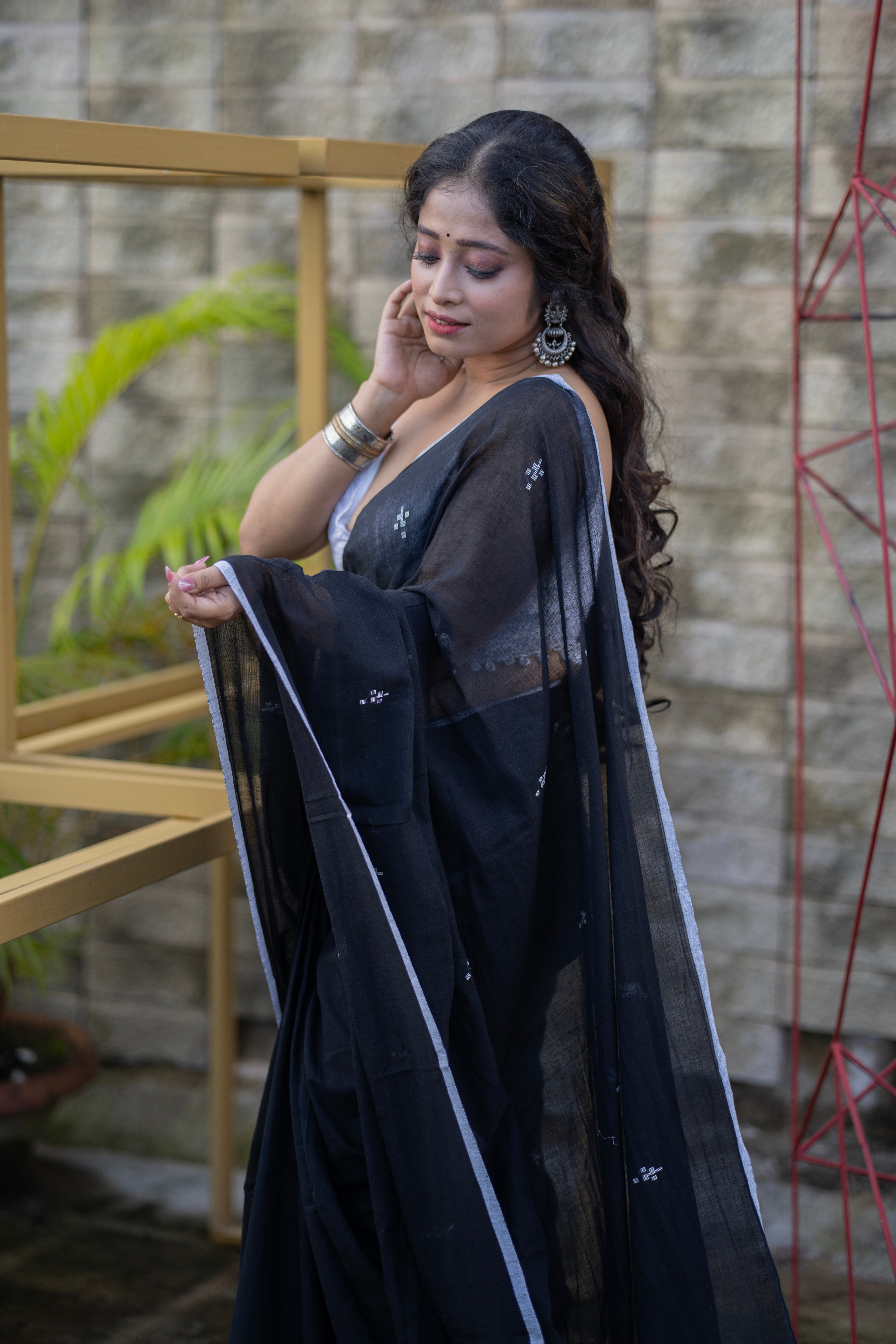 Hand Weaving Black Mul Mul Cotton Saree