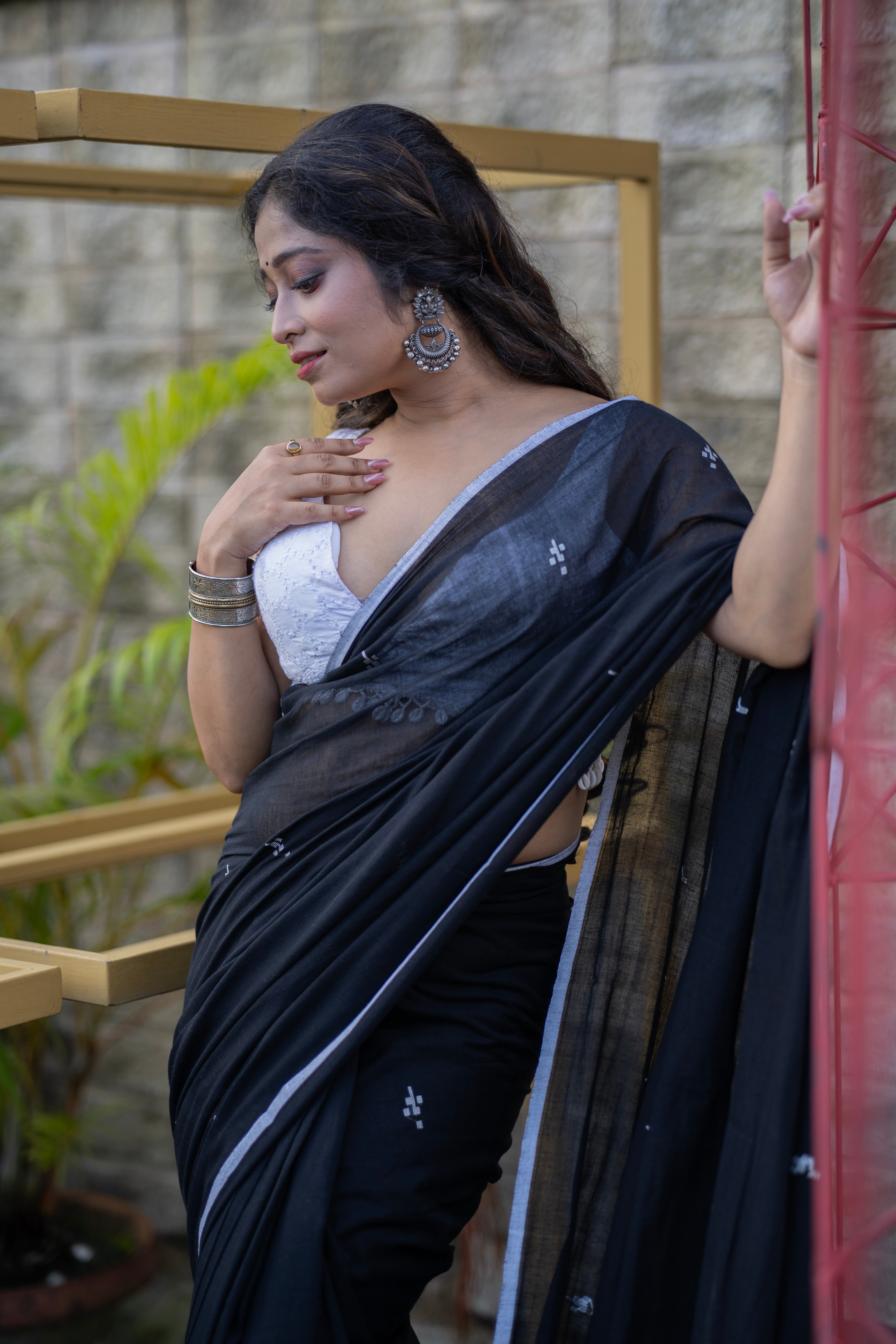 Hand Weaving Black Mul Mul Cotton Saree