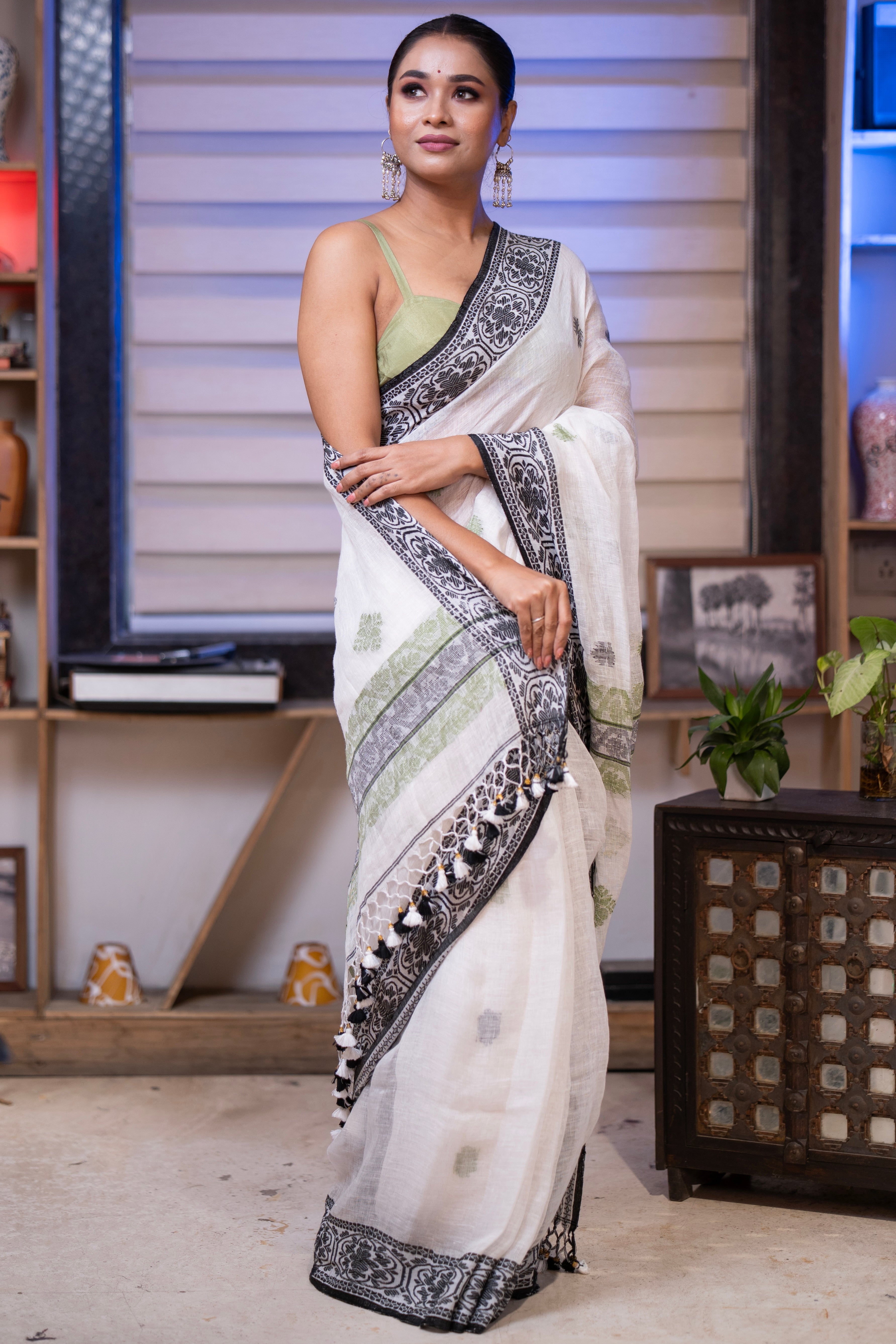 White & Black Linen Hand Woven Jamdani Saree