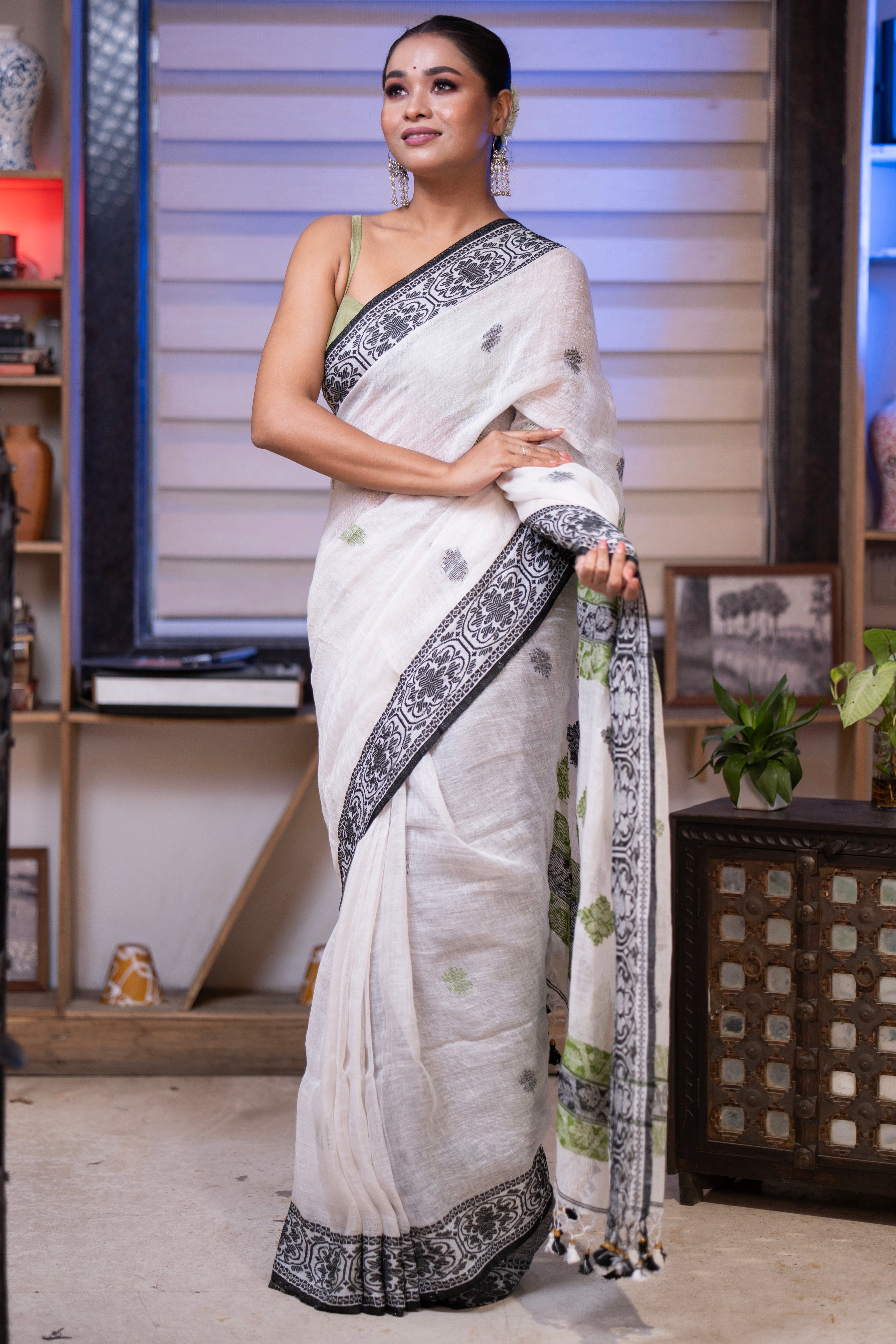 White & Black Linen Hand Woven Jamdani Saree