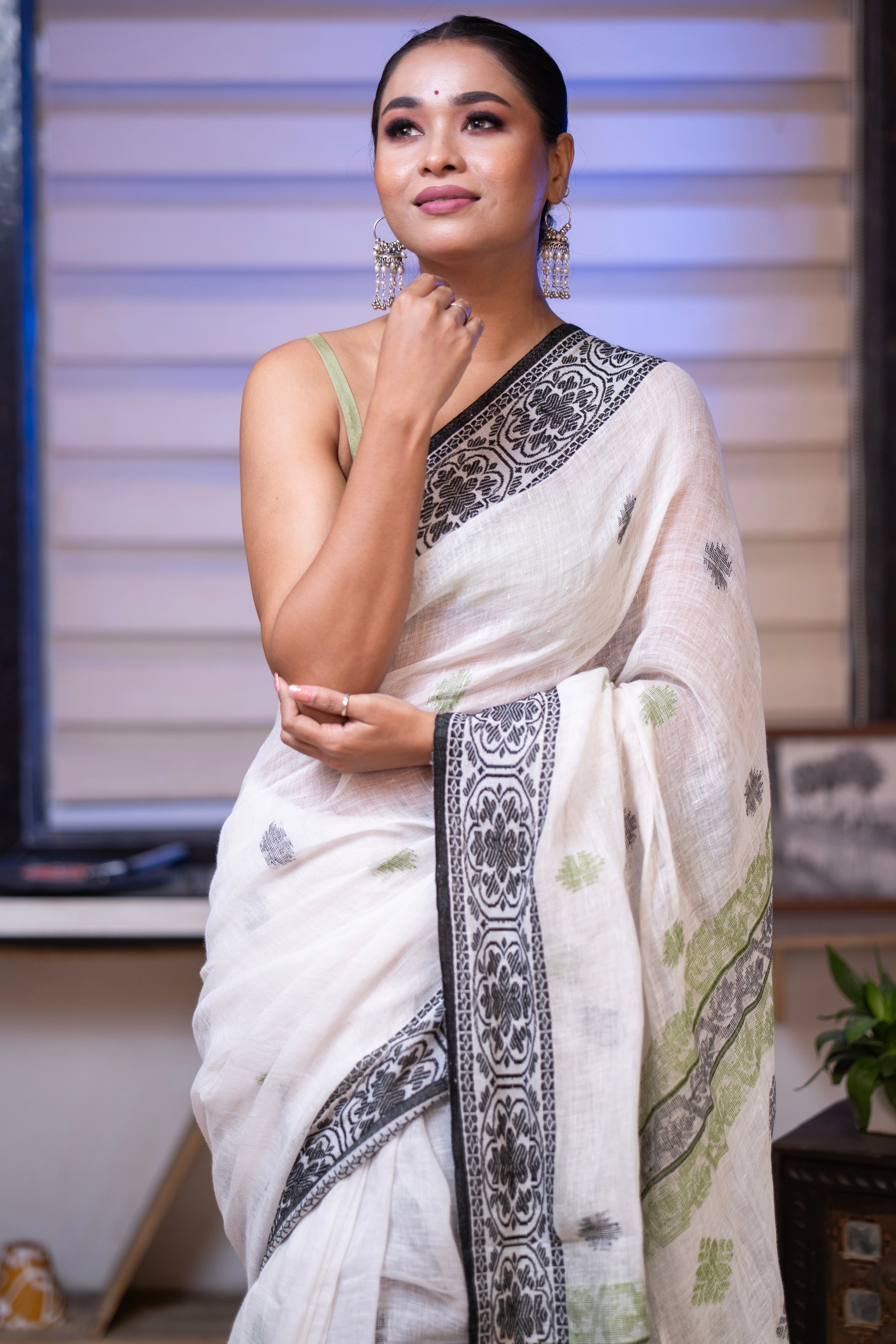 White & Black Linen Hand Woven Jamdani Saree