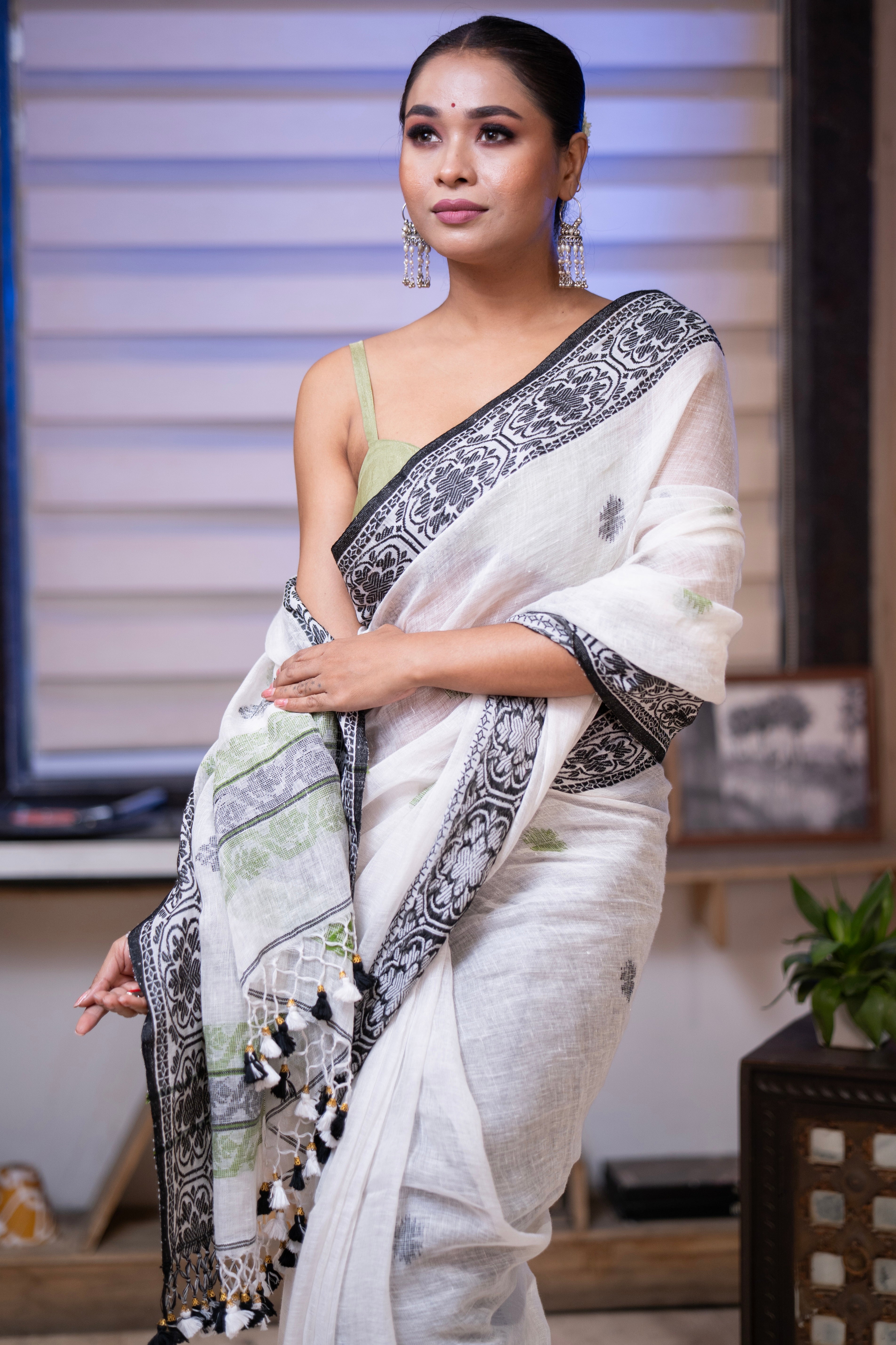 White & Black Linen Hand Woven Jamdani Saree