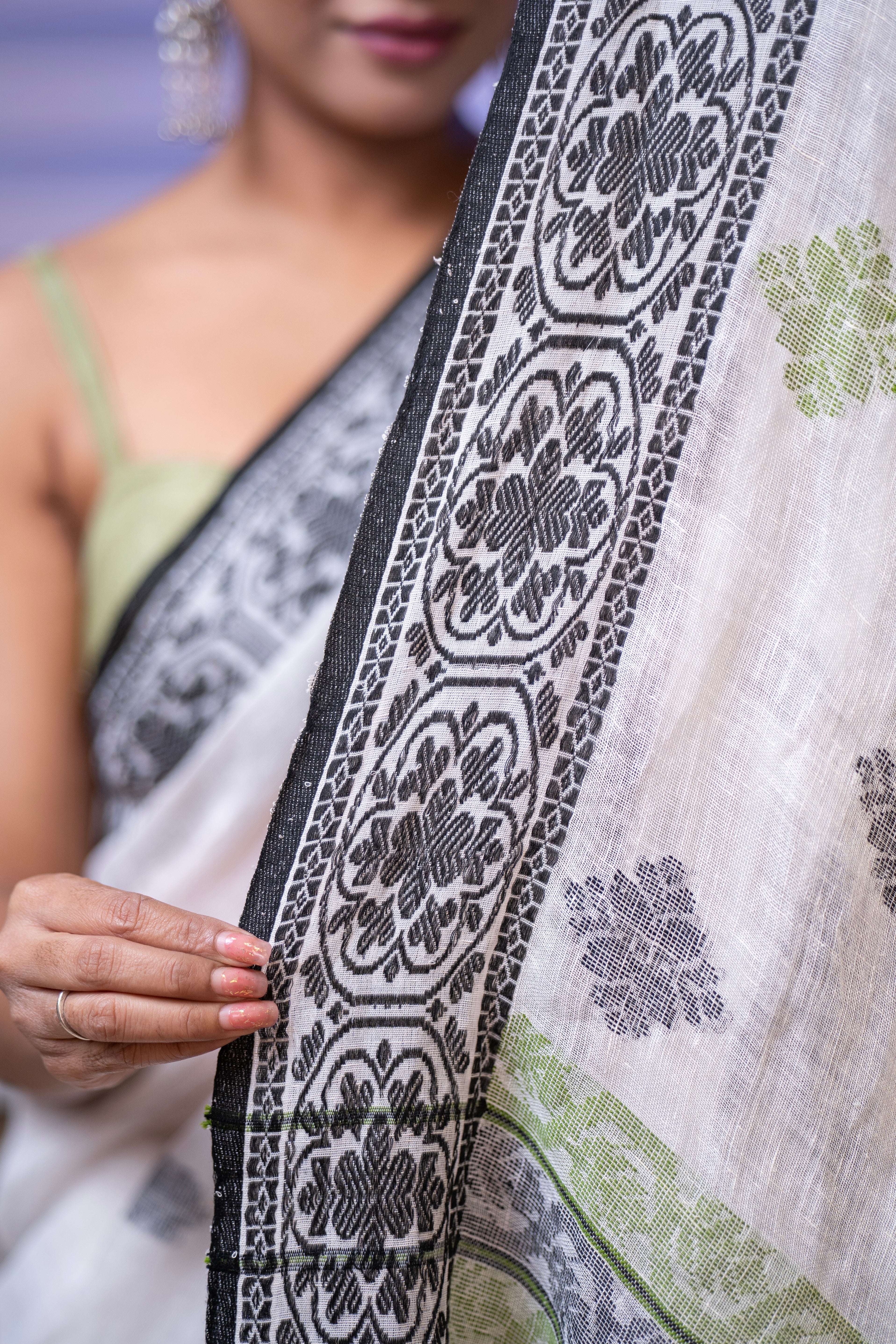 White & Black Linen Hand Woven Jamdani Saree