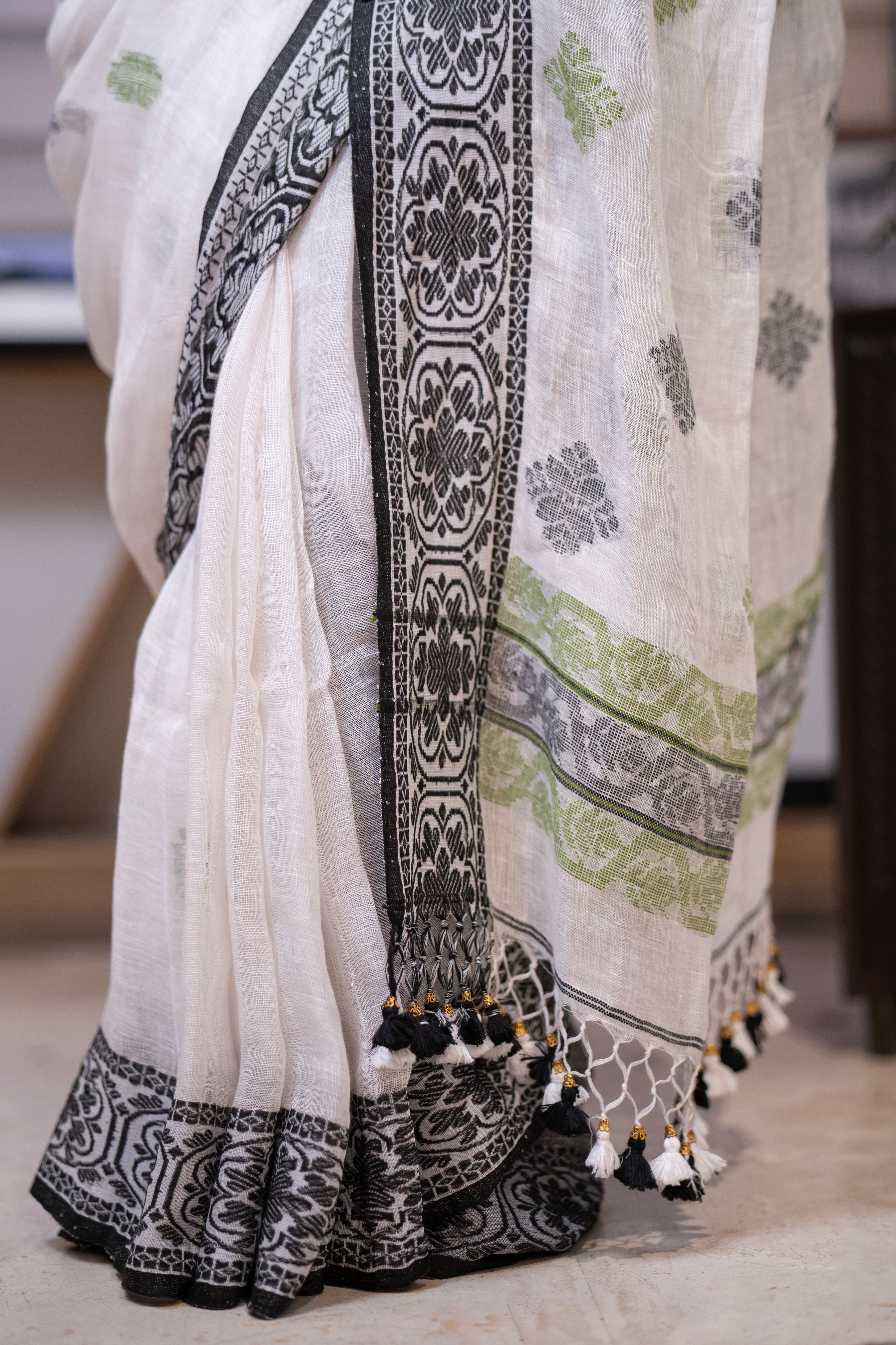 White & Black Linen Hand Woven Jamdani Saree