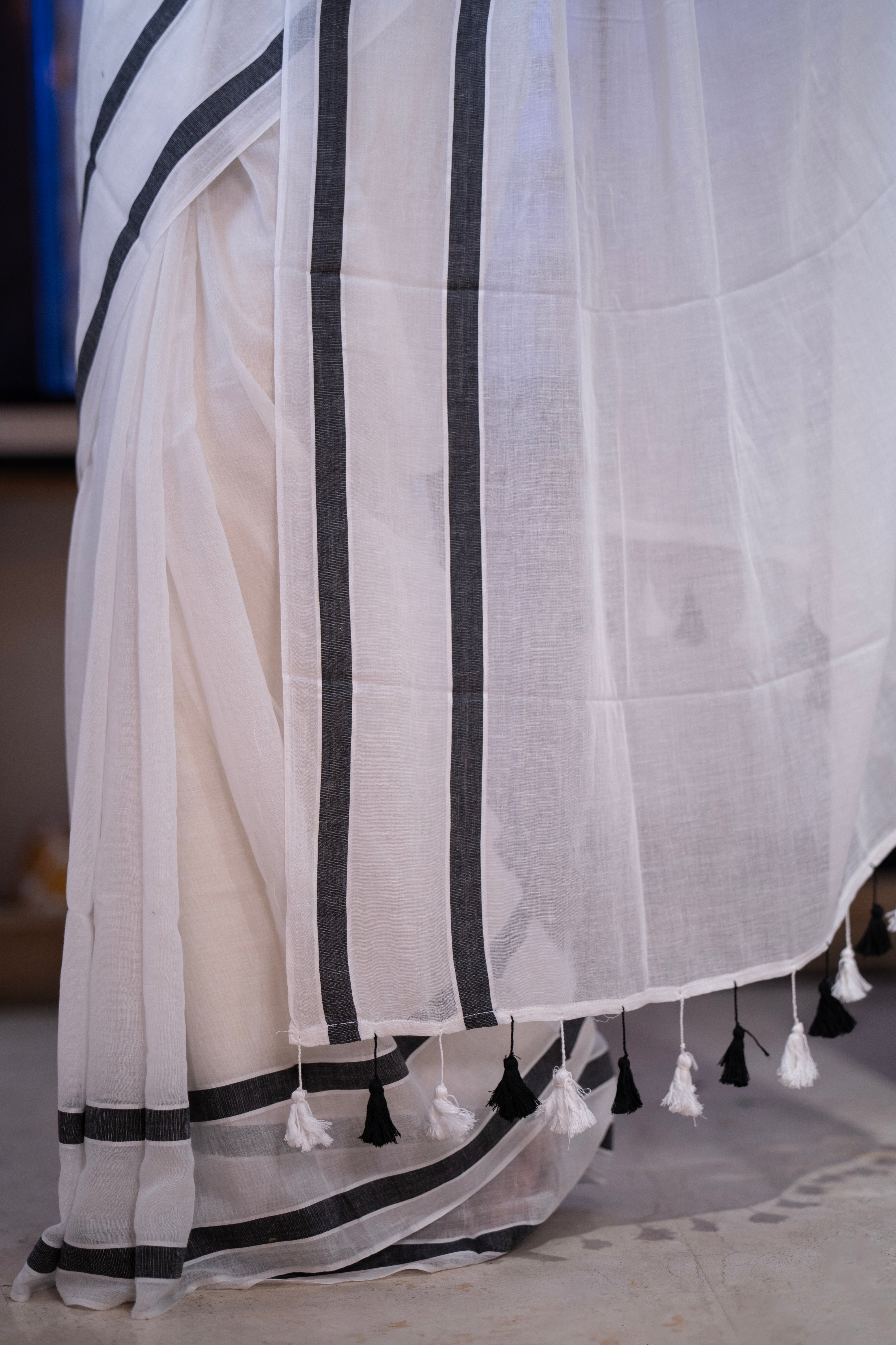 Safed Sitara Mul Mul Cotton Saree- White