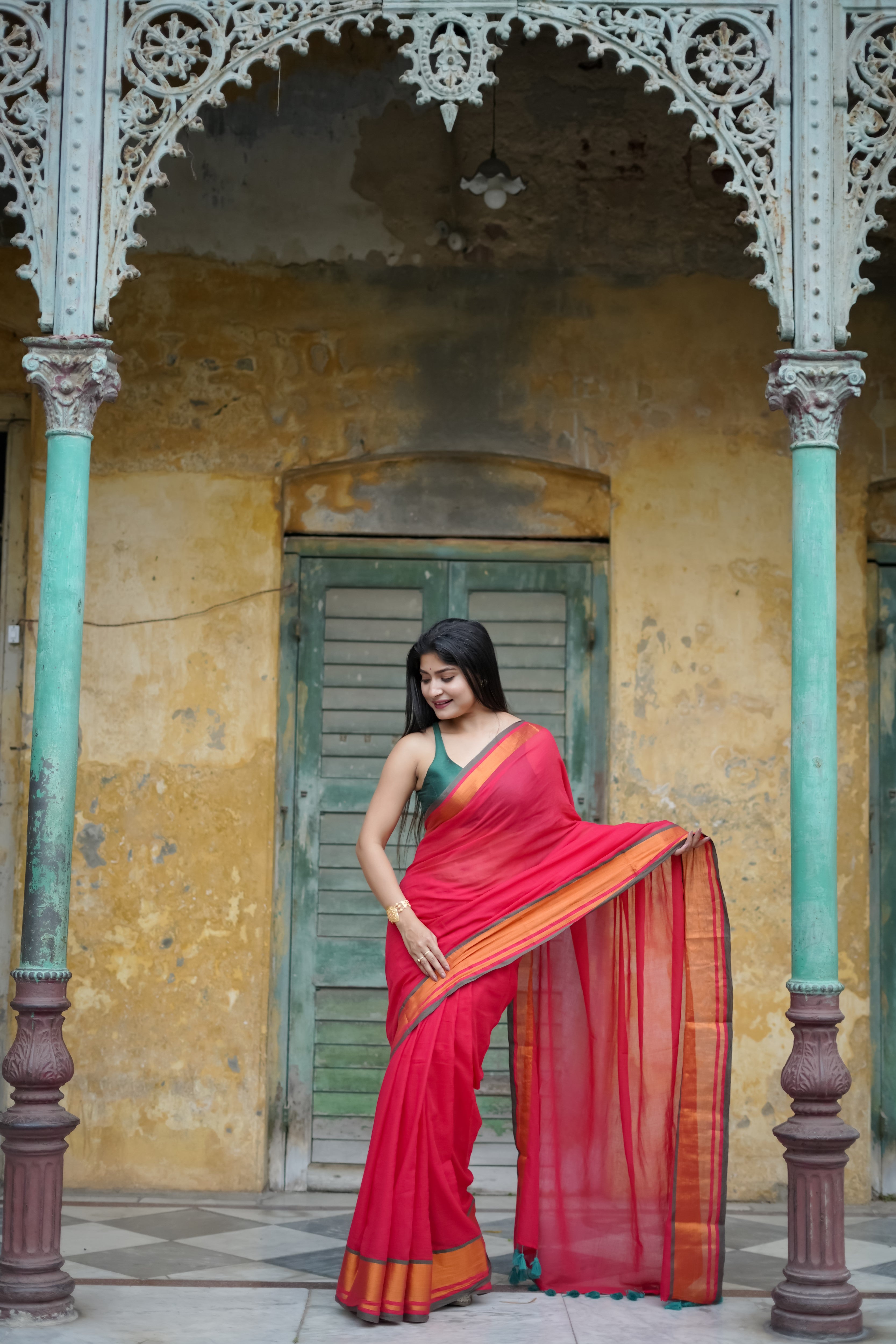 Red Mul Mul Cotton Saree With contrast blouse piece