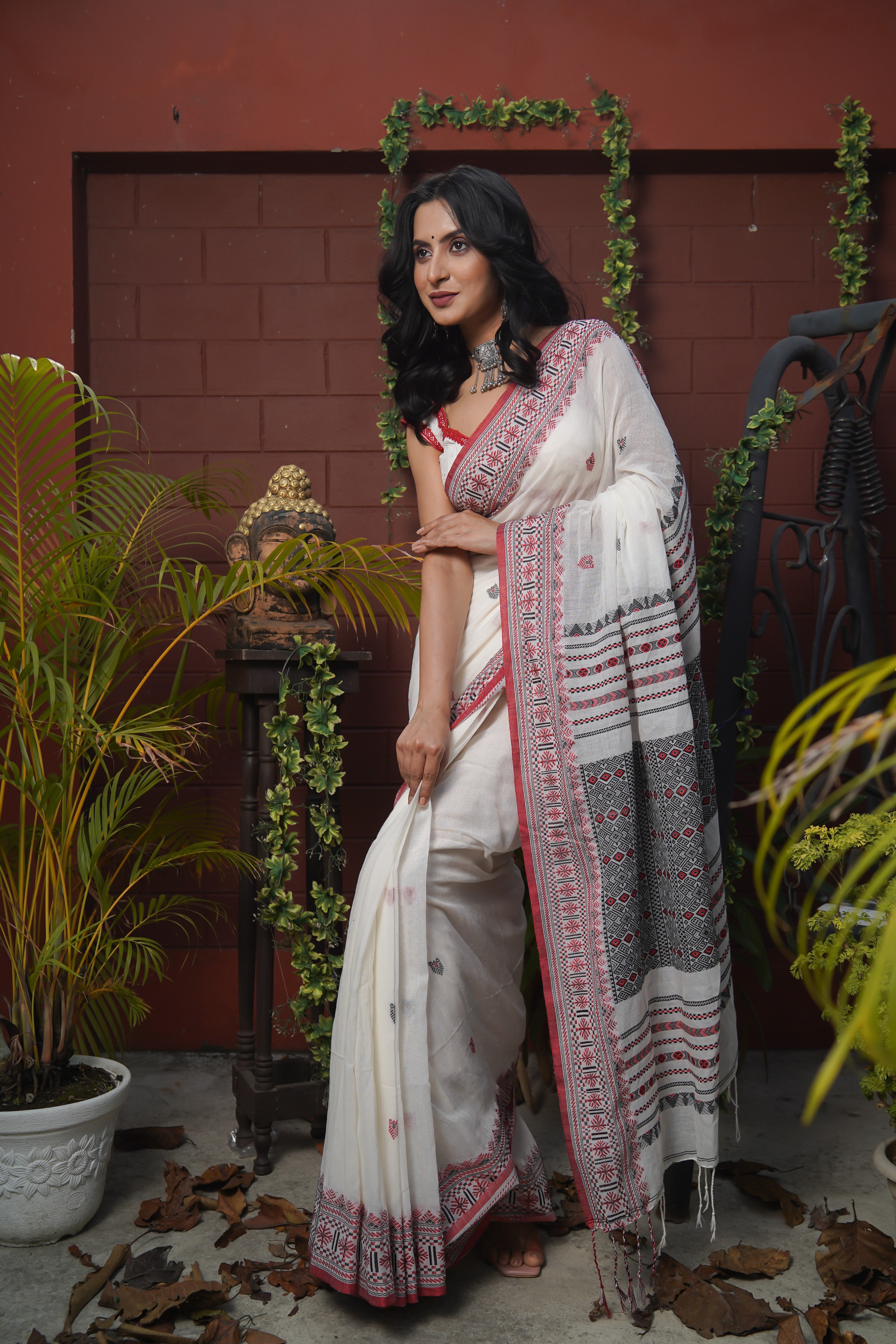 Pure Masrise Cotton Hand Weaving Buti Saree-White