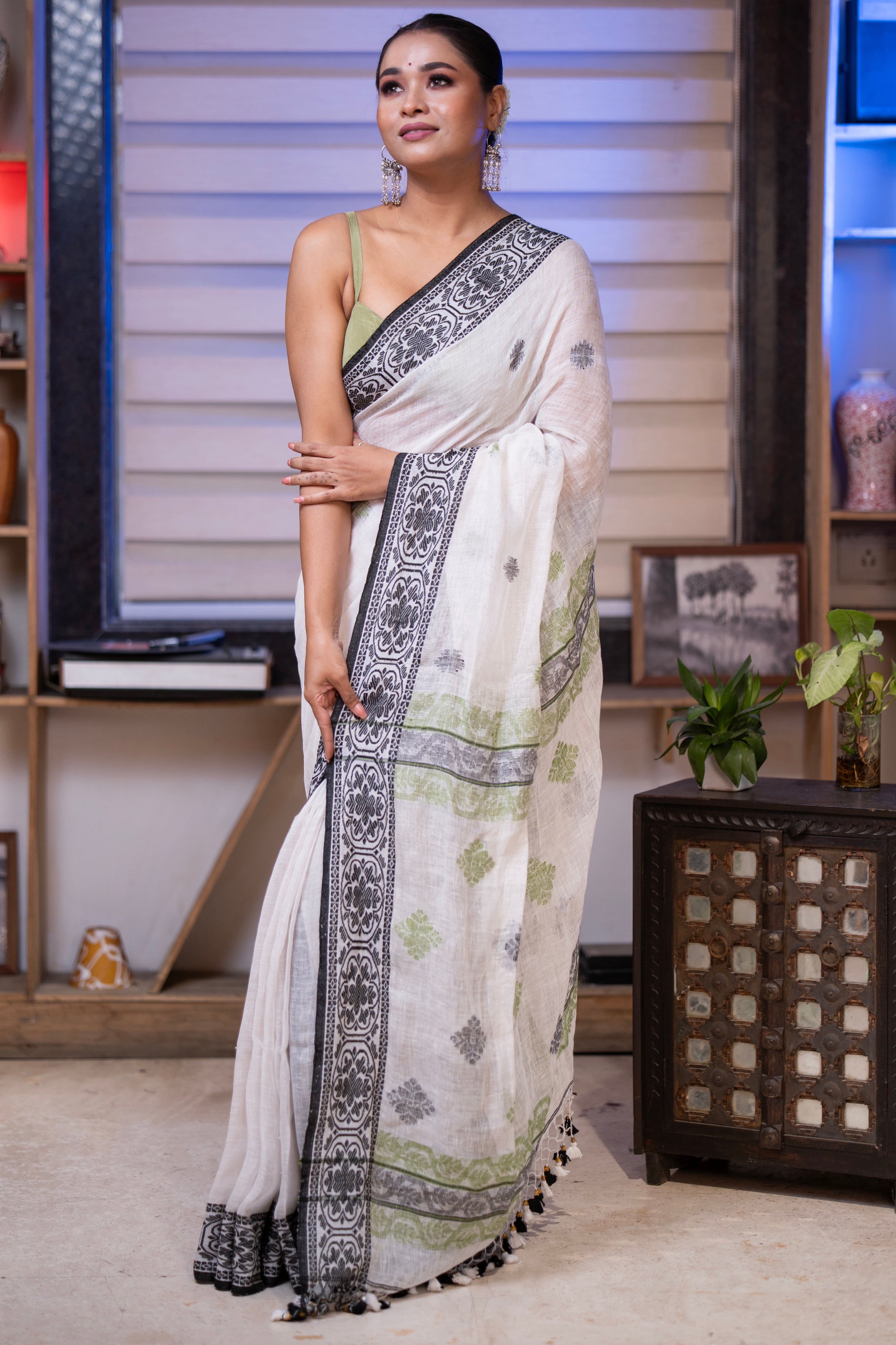 White & Black Linen Hand Woven Jamdani Saree