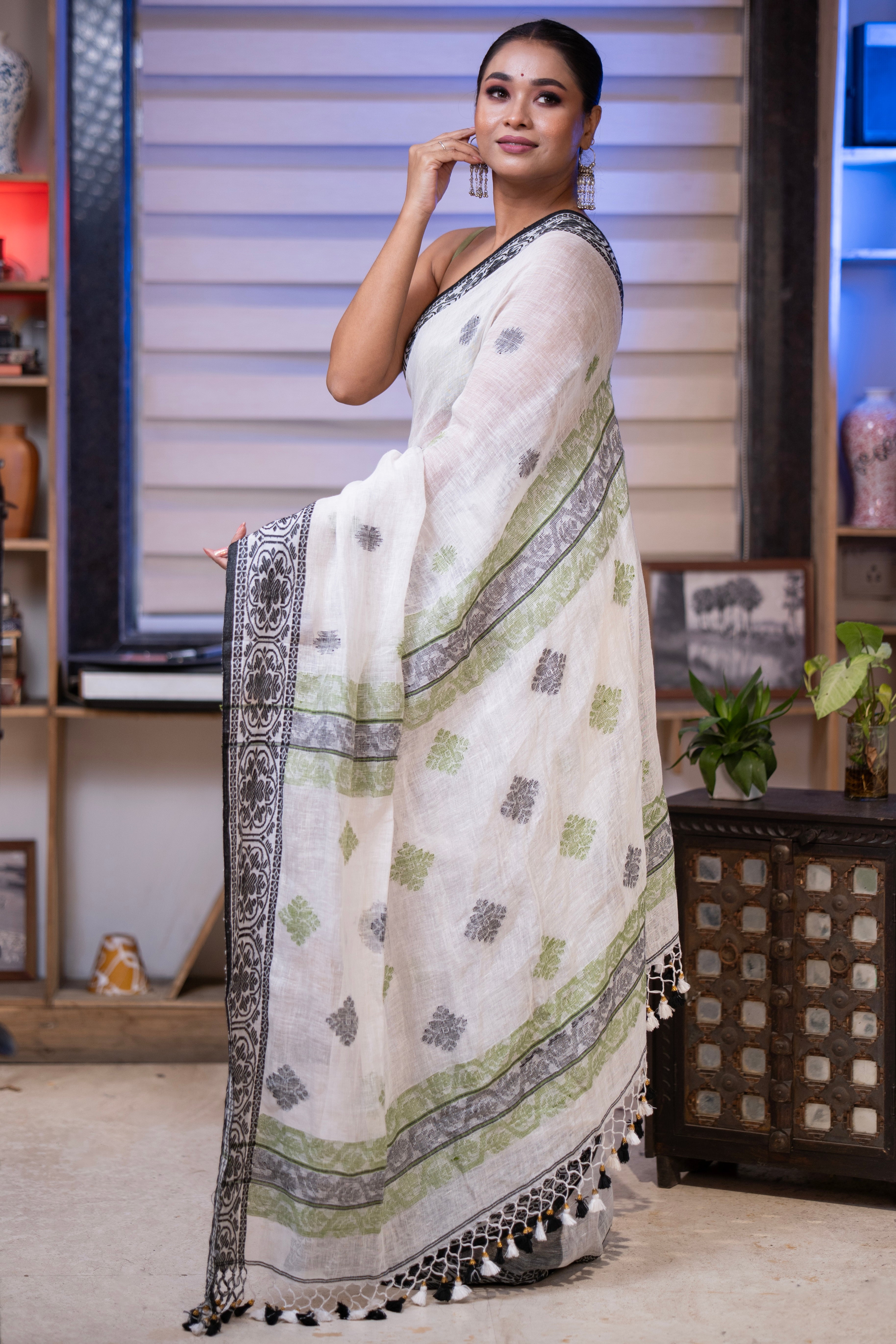 White & Black Linen Hand Woven Jamdani Saree